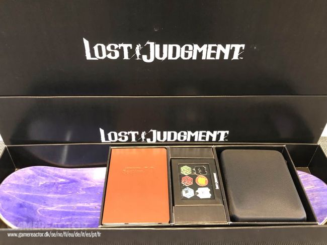 Vinn et fett Lost Judgment-kit med en drone og et skateboard